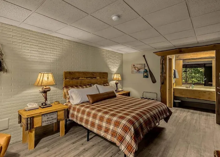 Stonegate Lodge King Bed, Wifi, 50In Roku Tv, Salt Water Pool Room #103